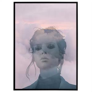 plakat af kvinde med lyserøde skyer som baggrund